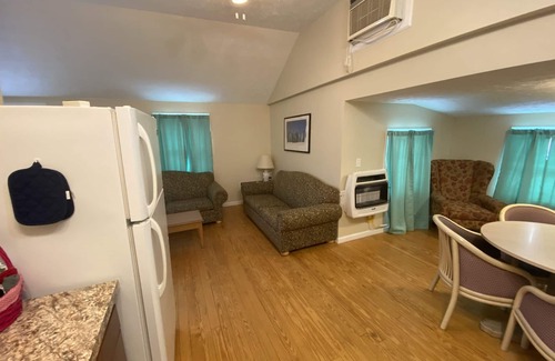 Geneva-on-the-Lake Cottage | Main Strip Location | Pet Friendly | Wi-Fi & Cable | A/C | Steps from Winery