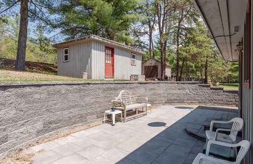 Brownfield Cottage | Maine Lakehouse near N. Conway Beach Access/Pool table/Screened Porch/gas grill