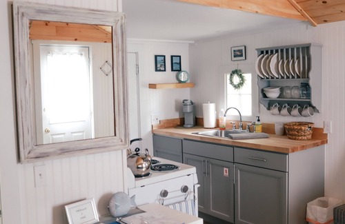 Hampden Cottage | MaineStay Cottage #5 With Fireplace & Fully Stocked Kitchen in Hampden/Bangor