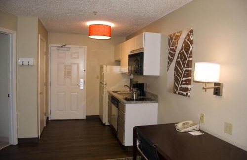 Greensboro Hotel | MainStay Suites Greensboro