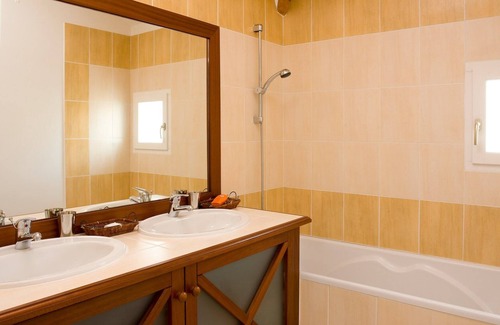 L'Aiguillon-sur-Vie House | Maison Abordable et cosy | Jardin + Piscine+ Golf