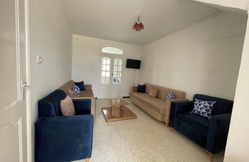 Al Marsa House | Maison élégante S+2 près de la plage : un havre de paix.