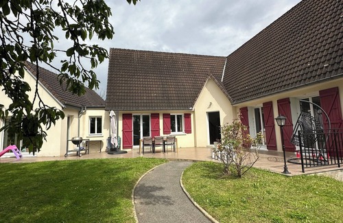 Bazemont House | Maison 250 m² Rénovée Avec Goût! Posez vos Valises, Idéal en Famille