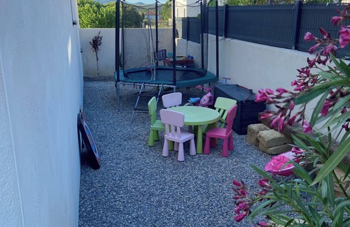 Aigues-Vives House | Maison Agréable, Piscine Chauffée, Jacuzzi, 20 Minutes de la Mer