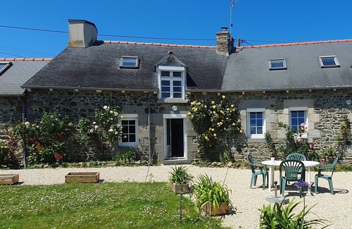 Hillion House | Maison Ancienne Bord de Mer, Plage 400 m, 9 Personnes, Baie de Saint Brieuc