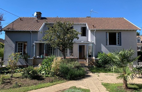 Marolles-en-Hurepoix House | Maison Atypique au Jardin Fleuri