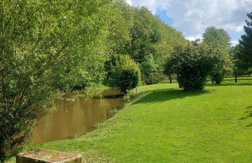 Batilly House | Maison au Bord de L'orne Dans un Cadre Verdoyant