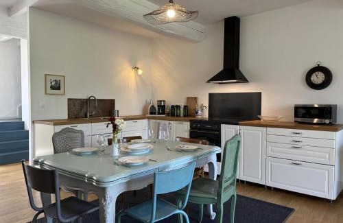 Charroux House | Maison authentique avec jardin clos, verrière et vélos à Charroux - FR-1-489-538