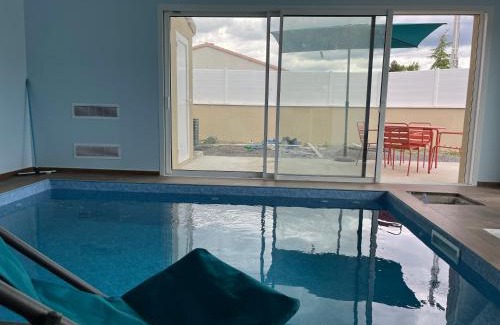 Aouste-sur-Sye Villa | Maison avec piscine intérieure privée, buses de spa, jardin clos et parking
