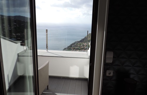 Calheta House | Maison Blanche with panoramic views of the sea, mountains and village