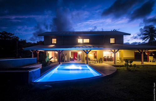 Sainte-Marie House | Maison d'Ô Baie de Saint-Jacques, on a wild beach