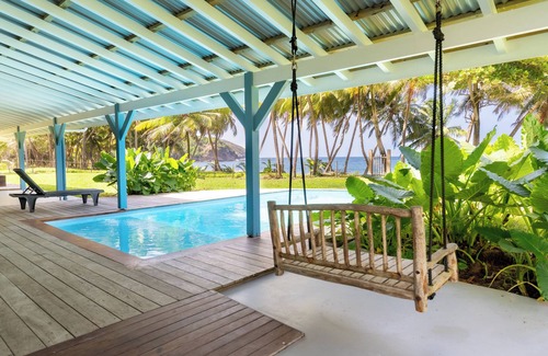 Sainte-Marie House | Maison d'Ô Baie de Saint-Jacques, on a wild beach