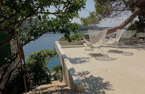 Povlja House | Maison d'architecte avec grandes terrasses ombragées en front de mer.