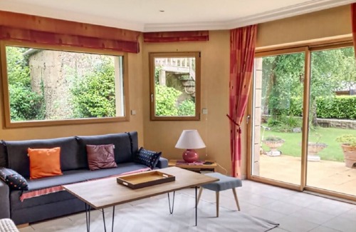 Languenan House | Maison de Campagne au Calme Entourée D'un Jardin Arboré