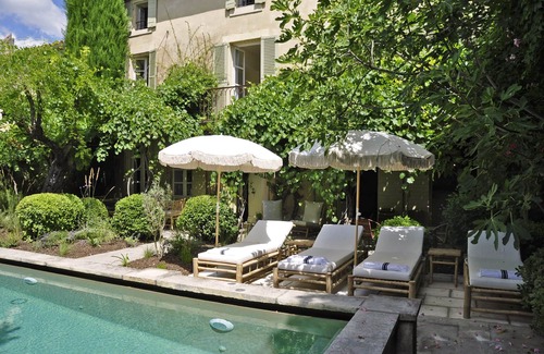 Maillane House | Maison de Manon, in the heart of Maillane, 5 bedrooms, 5 bathrooms, heated swimming pool