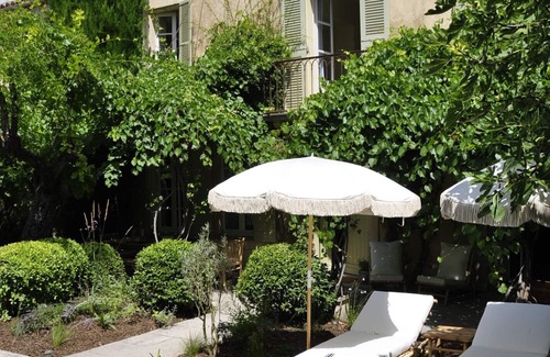 Maillane House | Maison de Manon, in the heart of Maillane, 5 bedrooms, 5 bathrooms, heated swimming pool
