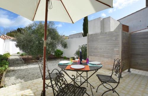 Ars-en-Re House | Maison de village à Ars-en-Ré, 9 pers, à 300m du port, jardin, Wi-Fi, idéal pour familles - FR-1-258-83