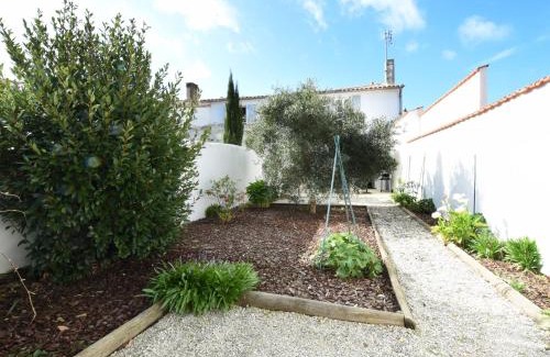 Ars-en-Re House | Maison de village à Ars-en-Ré, 9 pers, à 300m du port, jardin, Wi-Fi, idéal pour familles - FR-1-258-83