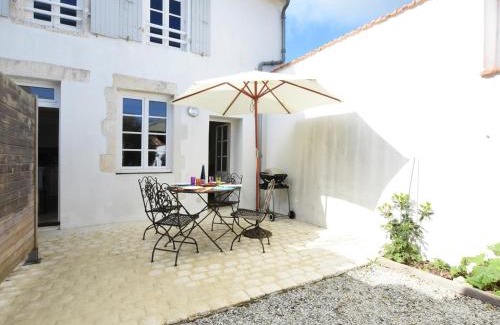 Ars-en-Re House | Maison de village à Ars-en-Ré, 9 pers, à 300m du port, jardin, Wi-Fi, idéal pour familles - FR-1-258-83
