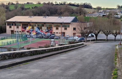 Arvieu House | Maison de village à la campagne, avec plages, forêts, nature, Rodez et Millau