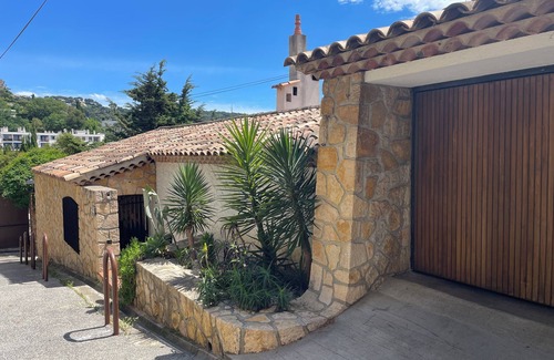 Le Cannet House | Maison de Village, vue mer Avec Vieux Lavoir. Animaux de Compagnie Acceptés