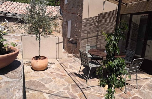 Mons House | Maison Elora, at the foot of the Heric Gorges
