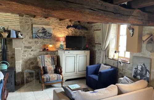 Bourbon-l'Archambault House | Maison en pierre rénovée avec étang, pêche, jardin et BBQ, proche Forêt de Tronçais - FR-1-489-293