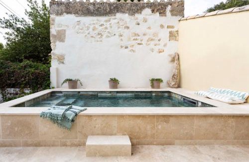 Fontvieille House | maison entière de village Fontvieille avec piscine
