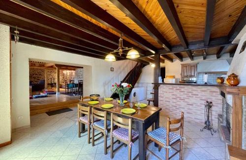 Saint-Vert House | Maison familiale 4 chambres avec jardin, cheminée, poêle à bois, parking et Wi-Fi - FR-1-582-230