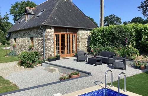 Plounevez-Quintin Cottage | Maison Fleurie, 2 bedroom cottage with heated private swimming pool and WIFI