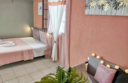 Sainte-Rose House | Maison intime à Plessis Nogent avec piscine partagée
