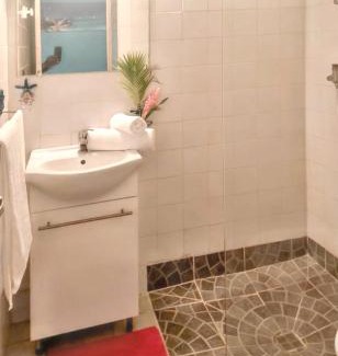 Sainte-Rose House | Maison intime à Plessis Nogent avec piscine partagée