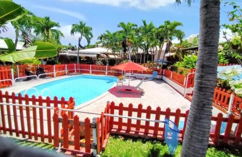 Sainte-Rose House | Maison intime à Plessis Nogent avec piscine partagée