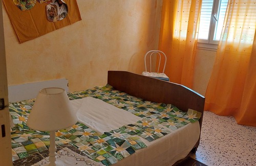 Cases-de-Pene House | Maison Isolée Avec Jardinage Calme, Très Lumineuse