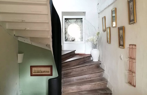 Saint-Jean-le-Blanc Apartment | Maison l'Amérique welcome you to one of their room. Dogs are also welcomed