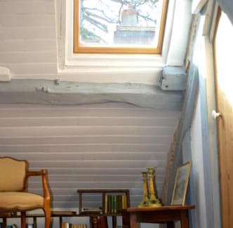 Saint-Jean-le-Blanc House | Maison lAmrique welcome you to one of their rooms Dogs are also welcomed