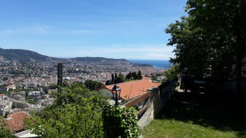 Saint-Sylvestre House | Maison mitoyenne 68m², 2 pièces + véranda, jardin 100m² avec pergola, vue mer