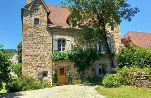 Frontenac House | Maison Quercy authentic charm, great comfort, natural swimming pool with trees