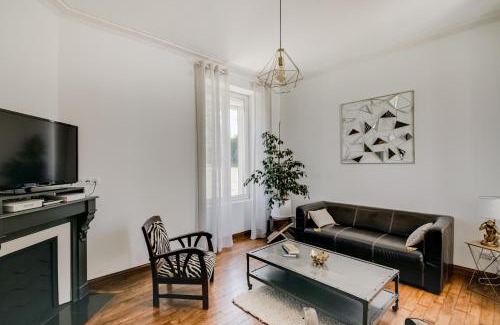 Robert-Espagne House | Maison Qui s'y frotte s'y pique