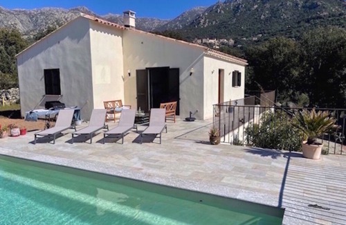 Urtaca Villa | Maison récente avec piscine privée à la campagne.