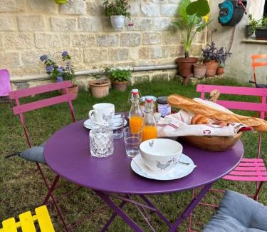 Aigues-Mortes Medieval City Bed & Breakfast | Maison sol en ciel Petit Dejeuner et Parking inclus