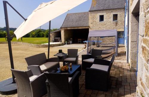 Plougonven House | Maison spacieuse à Plougonven avec jacuzzi et jardin