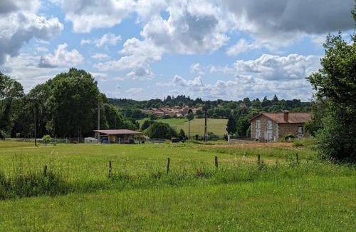 Massignac House | Maison spacieuse avec jardin privé à Massignac - FR-1-653-213