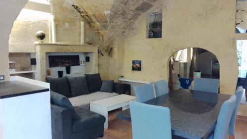 Fontvieille House | Maison Troglodyte en Provence