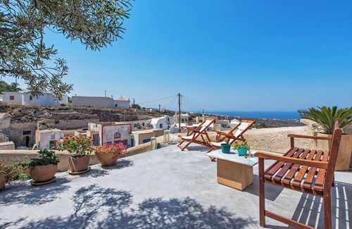 Finikia House | Maisonette in the traditional village of Finikia, 15min walk from Oia.