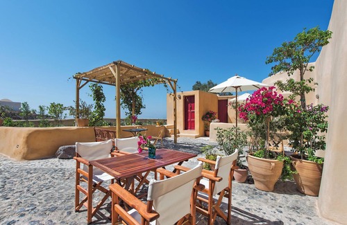 Finikia House | Maisonette in the traditional village of Finikia, 15min walk from Oia.