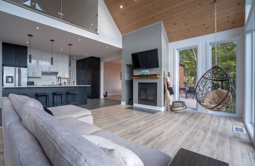 Saint-Damien House | Majesta & Lumina| Sleeps 20 |Pool Table | Hot Tubs