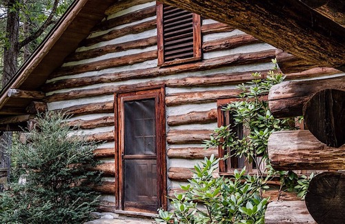 Winston - Salem Cabin | Majestic Getaway Cabin near Wake Forest University