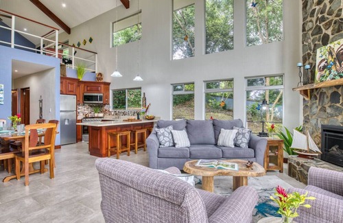 Tronadora House | Majestic Lake & Volcano Views 2 King Suites!