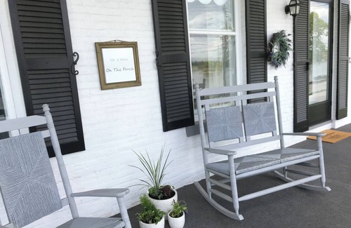 Lansing House | Majestic Mississippi River Views! Booking for October!